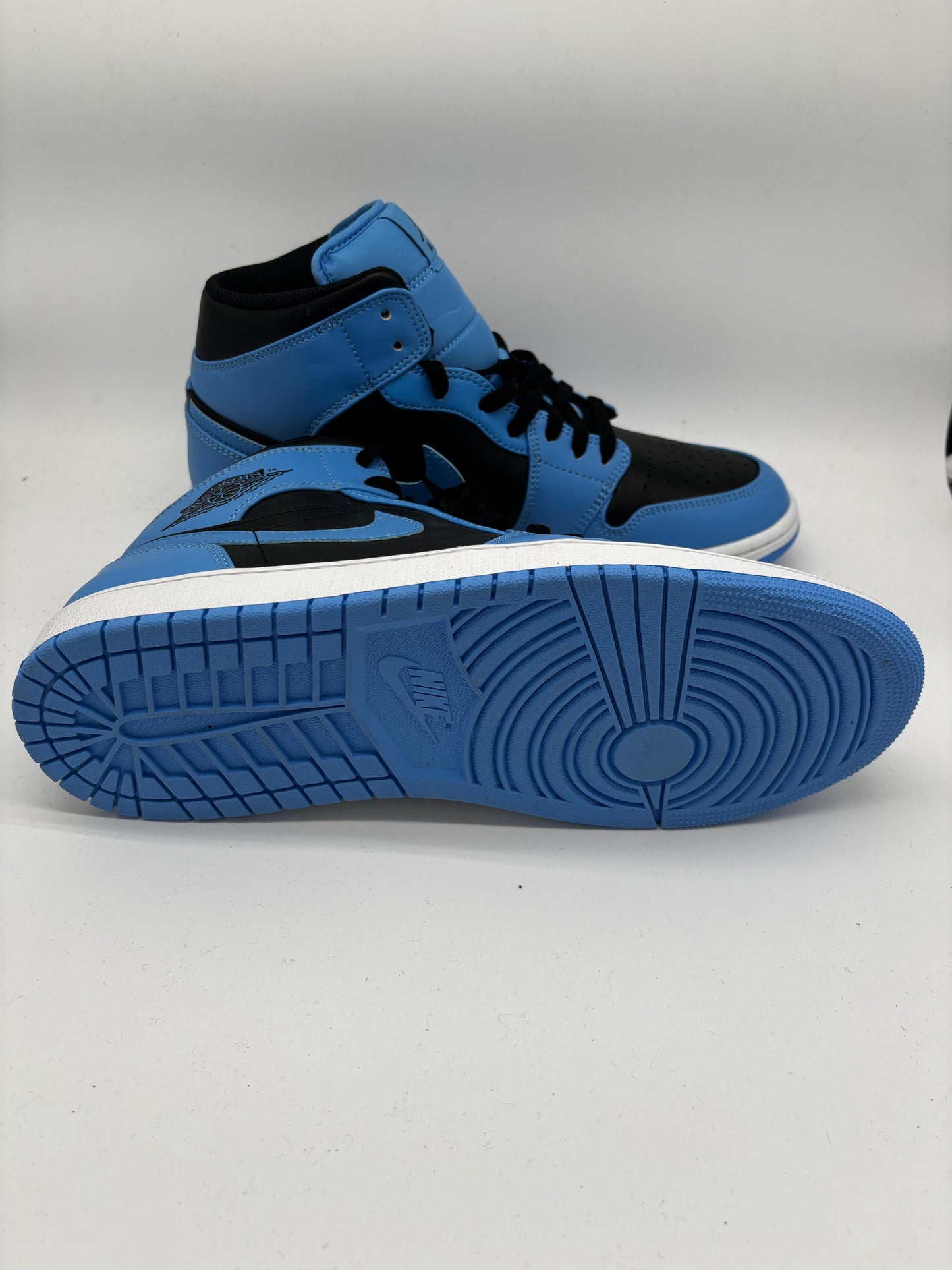 Air Jordan 1 Mid - University Blue / Black-White