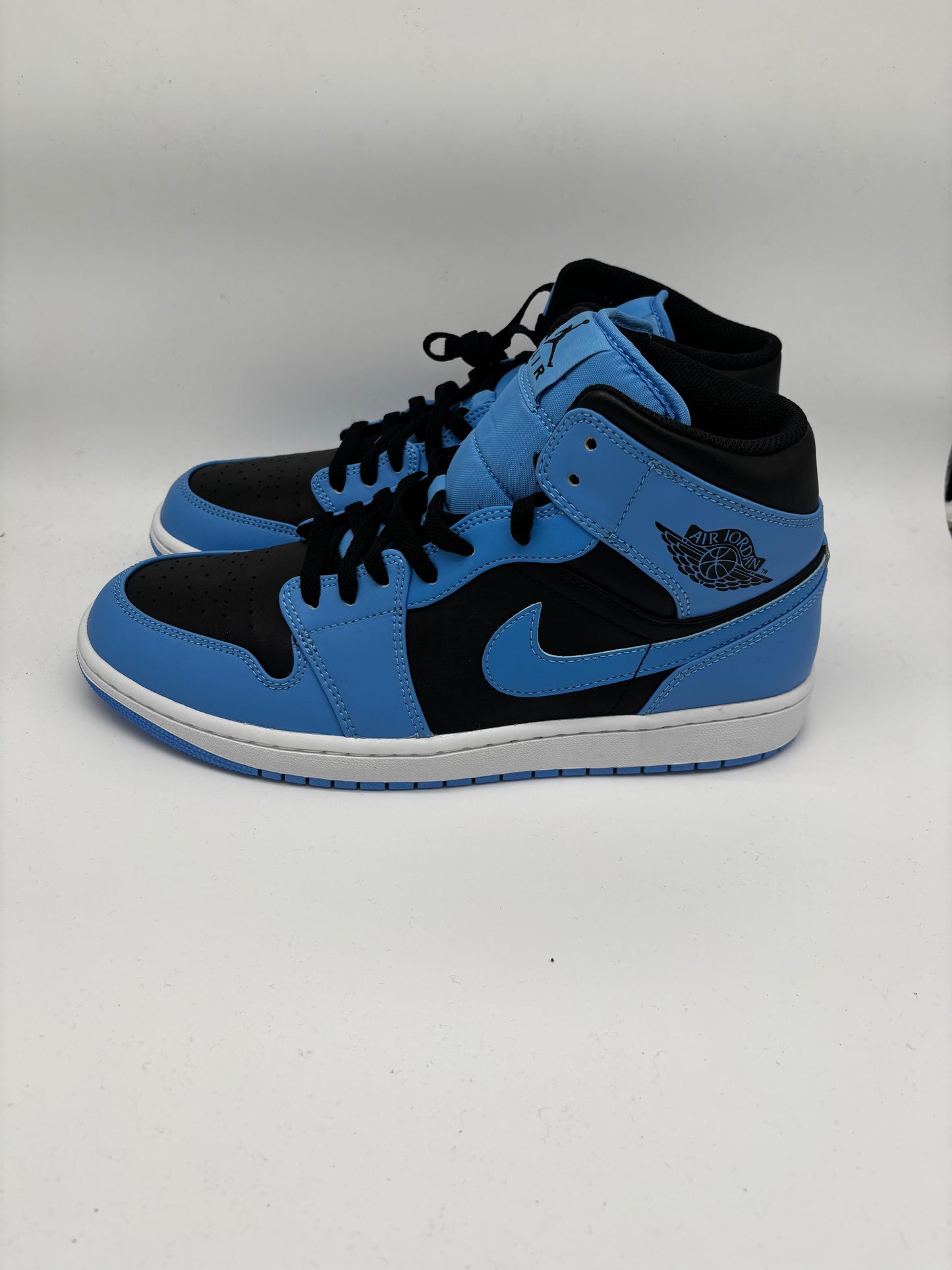 Air Jordan 1 Mid - University Blue / Black-White